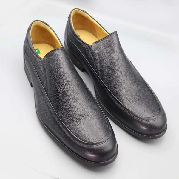 کفش اداری مردانه مشکی مدل البرز تورینا، جنس چرم کامل، نمای جلو، طراحی کلاسیک و شیک، مناسب برای محیط‌های اداری و رسمی