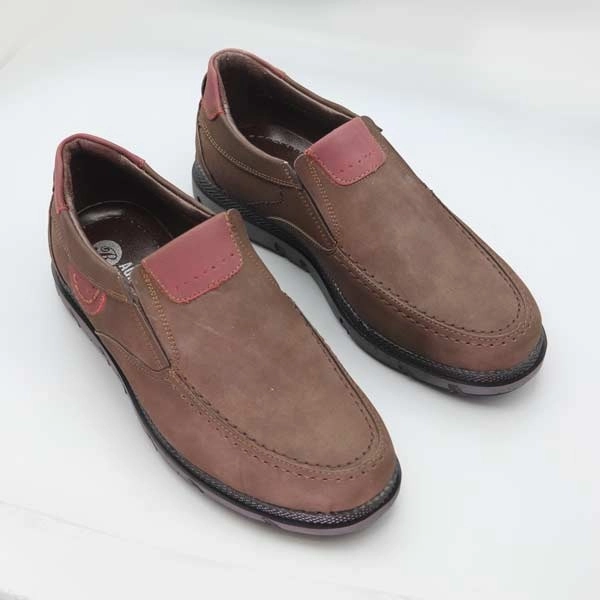 کفش پسرانه قهوه‌ای رنگ با طراحی راحت و مناسب برای استفاده روزمره