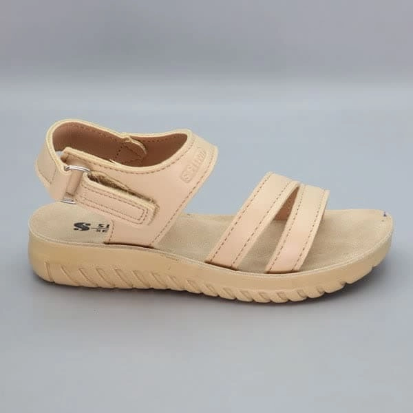 alt: نمای کناری صندل دخترانه برند ستایش شیما رنگ کرمی با زیره سبک و بند چسبی