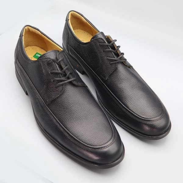 نمای جلو کفش اداری مردانه تمام چرم مدل البرز تورینا رنگ مشکی با طراحی کلاسیک و پوسته پرتوان، نمایش داده شده در محیط سفید با جزئیات لبه‌های خیز و کمان‌های چرمی.