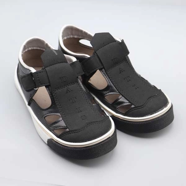 alt: نمای روبه‌رو صندل بچگانه داتیس مدل دانیال مشکی، طراحی سبک و مناسب پای کودک