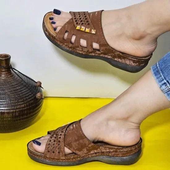 دمپایی زنانه طبی چرمی نگین دار دوردوخت چکامه زرپای دمپایی زنانه طبی چرمی نگین دار دوردوخت چکامه زرپای