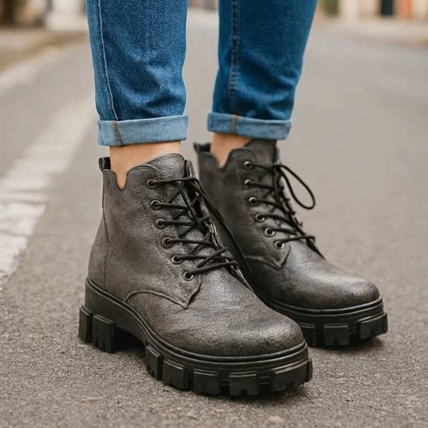 نیم بوت چرمی زنانه کاترپیلار عشاقی نیم بوت چرمی زنانه کاترپیلار عشاقی