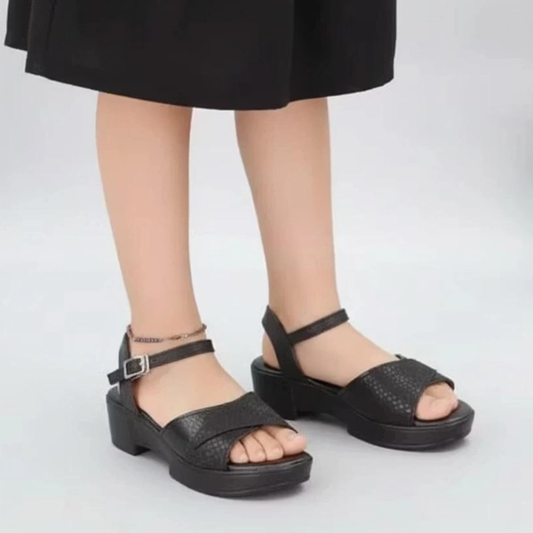 صندل پاشنه دار چرمی سگکدار زرپای 15 اورجینال