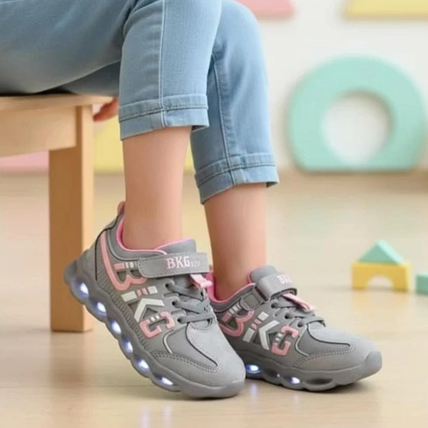 کفش اسپرت چسبی بچگانه BKG چراغدار
