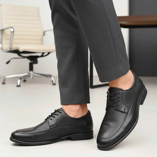 نمای جلو کفش اداری مردانه تمام چرم مدل البرز تورینا رنگ مشکی با طراحی کلاسیک و پوسته پرتوان، نمایش داده شده در محیط سفید با جزئیات لبه‌های خیز و کمان‌های چرمی.