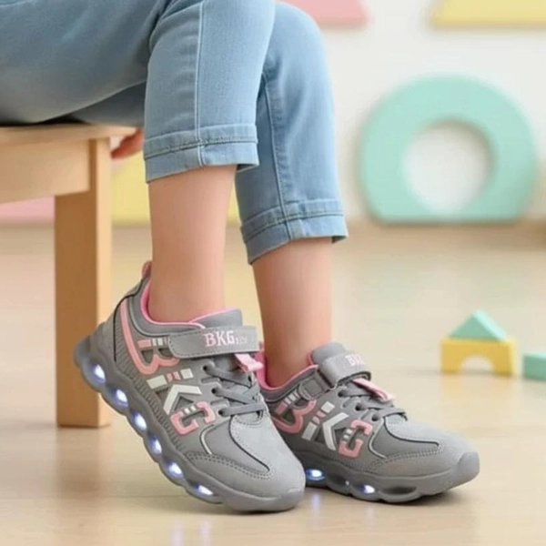 کفش اسپرت چسبی بچگانه BKG چراغدار کفش اسپرت چسبی بچگانه BKG چراغدار