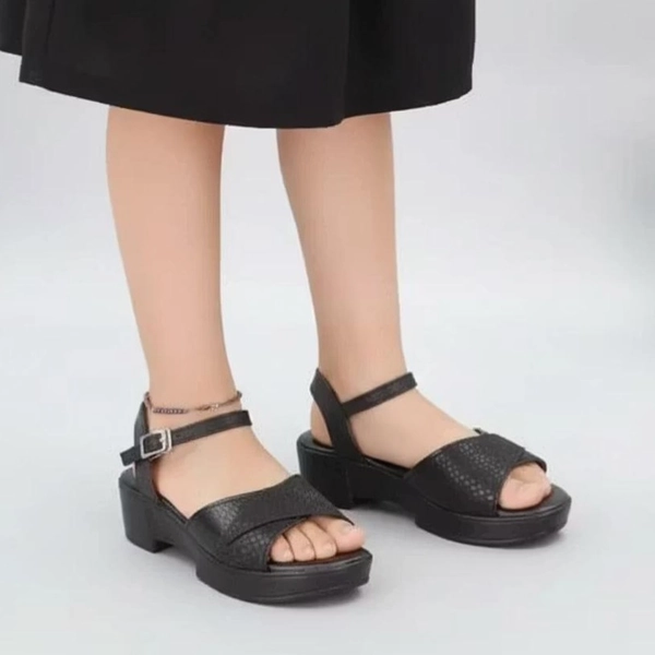 صندل پاشنه دار چرمی سگکدار زرپای 15 اورجینال