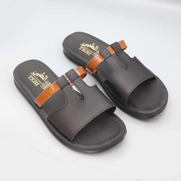 صندل زنانه با ترکیب رنگ مشکی و قهوه‌ای و بند براق در نمای استفاده روزمره روی پا