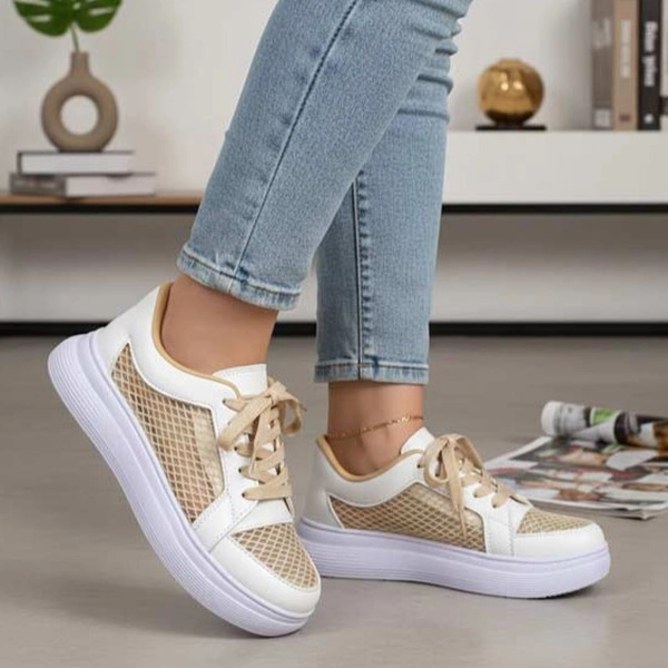 alt: نمای نزدیک کفش ونس اسپرت بغل تور عسل رنگ سفید کرم (جزئیات تور کناری و رویه)