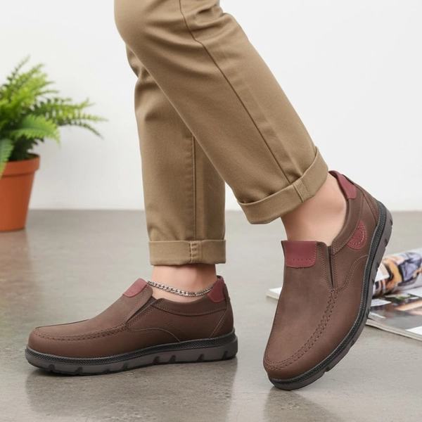 کفش پسرانه قهوه‌ای رنگ با طراحی راحت و مناسب برای استفاده روزمره