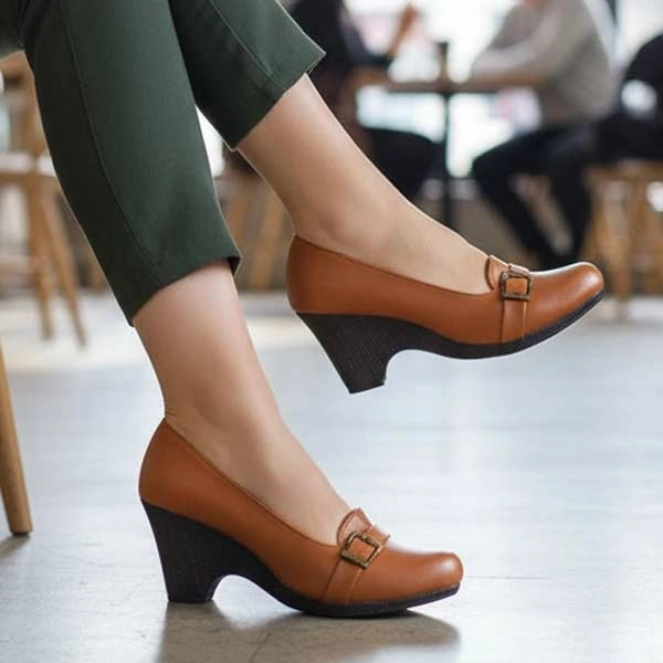 کالج پاشنه دار زنانه چرمی سگکدار چلیپا